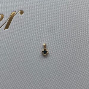 Yellow gold four leaf clover pendant